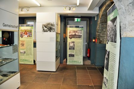 Die Spielfelder des SV 13 Paderborn (links) und der DJK Paderborn (rechts) auf dem heutigen Maspernplatz mit Blick auf den Paderborner Dom, 1920er Jahre (©Stadt- und Kreisarchiv Paderborn)